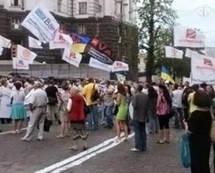 В Киеве митингующие перекрыли центральную улицу