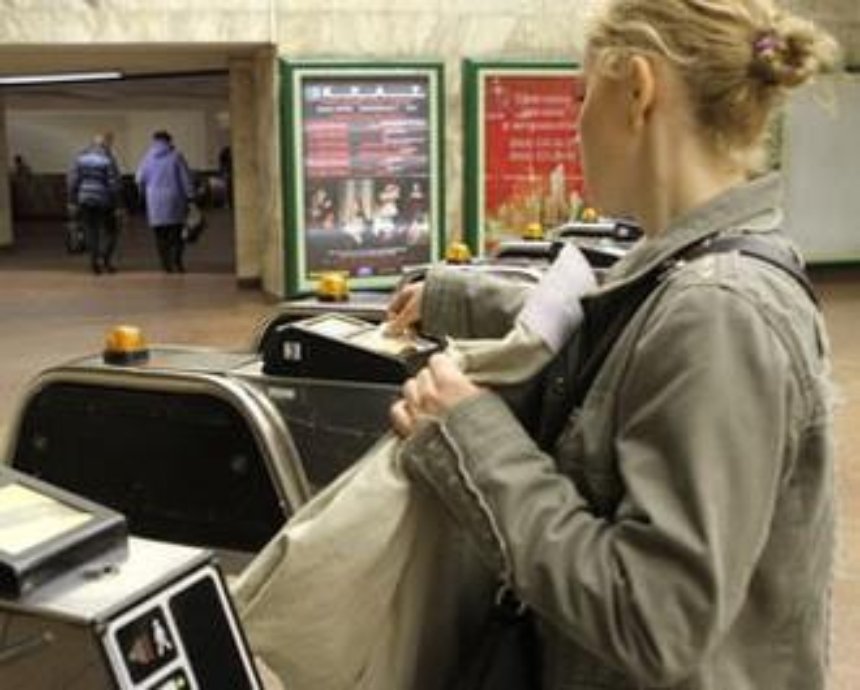 В метро появятся турникеты для оплаты банковской картой