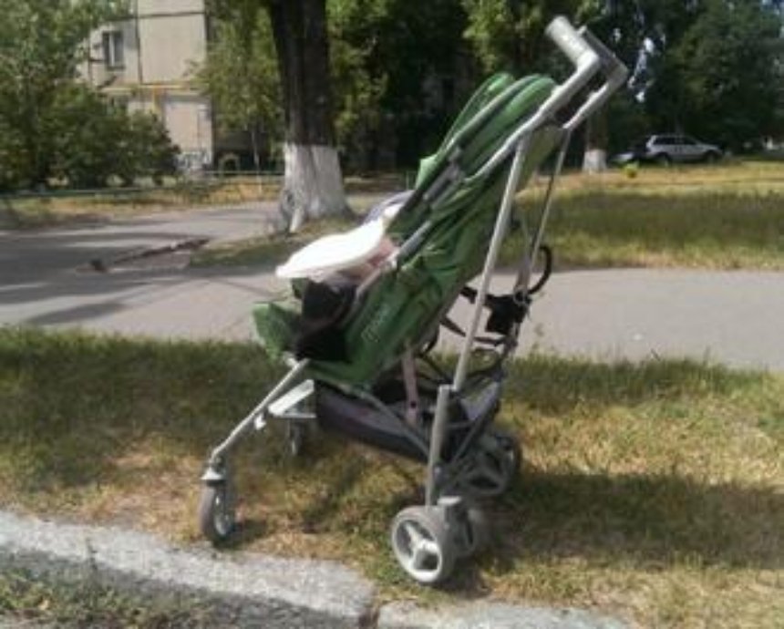 В Киеве иномарка сбила женщину с детской коляской