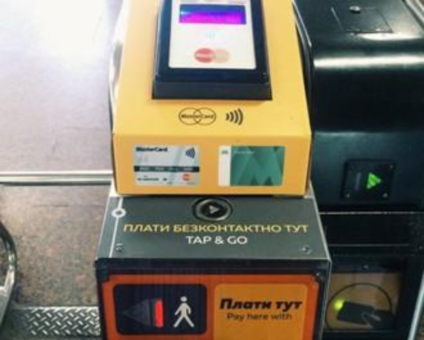 Сегодня в киевском метро вводят систему оплаты банковской картой