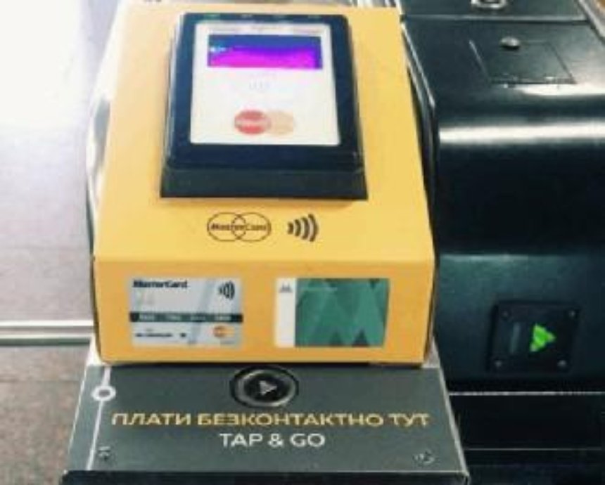 Киевляне начали расплачиваться в метро с помощью смартфона