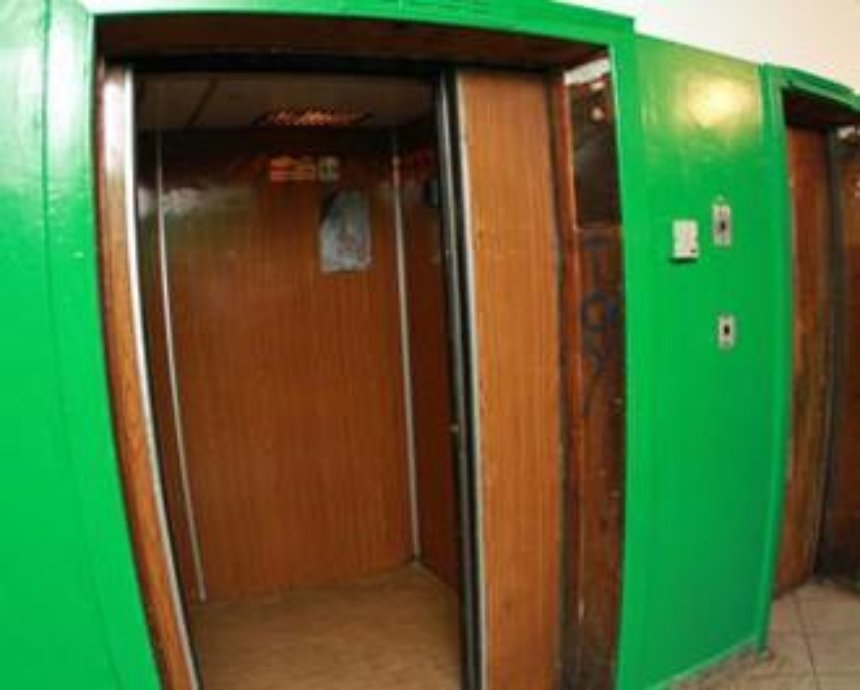 В Киеве оборвался лифт, в котором находилась женщина с ребенком
