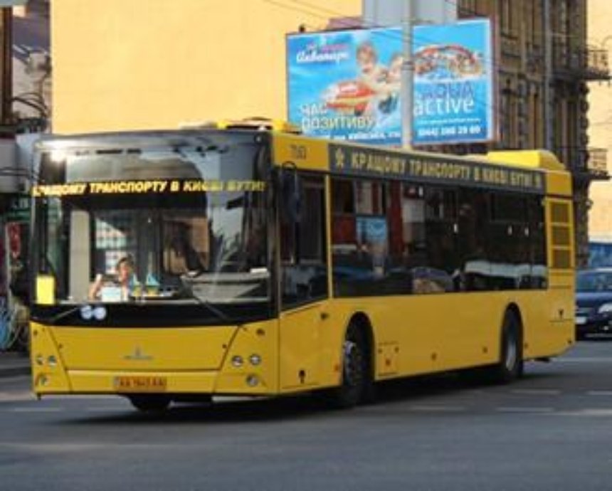 В Киеве девушка чуть не лишилась ноги, провалившись сквозь дно автобуса