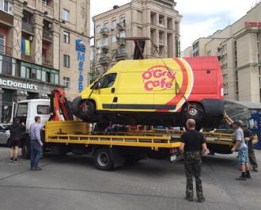 В Киеве вооруженные титушки отбили у коммунальщиков демонтированный МАФ