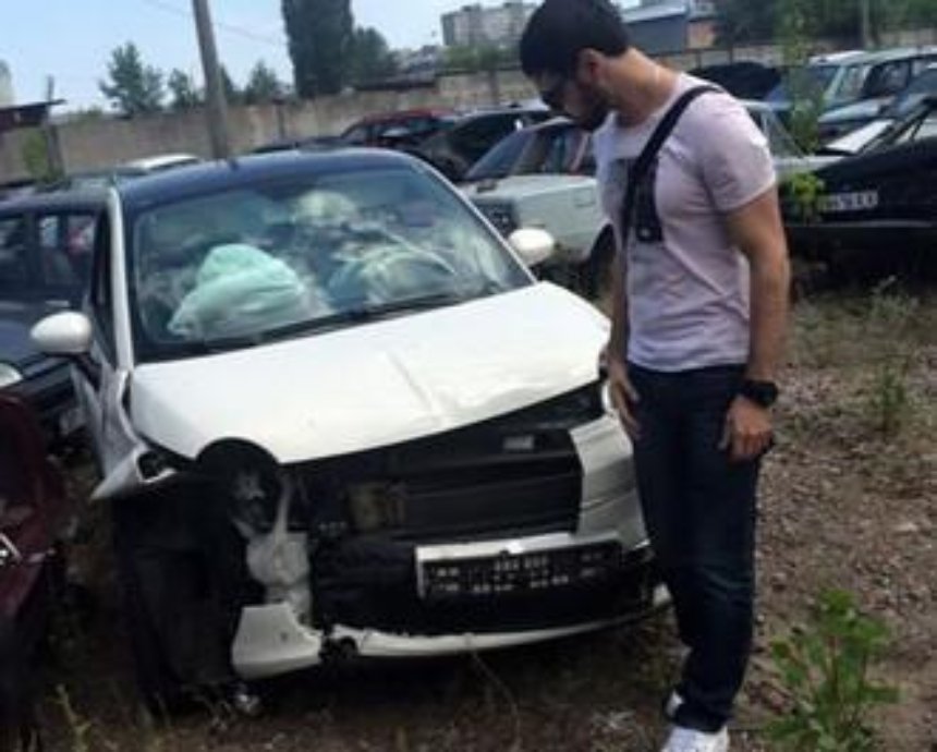 У певца Виталия Козловского угнали и разбили машину (фото)