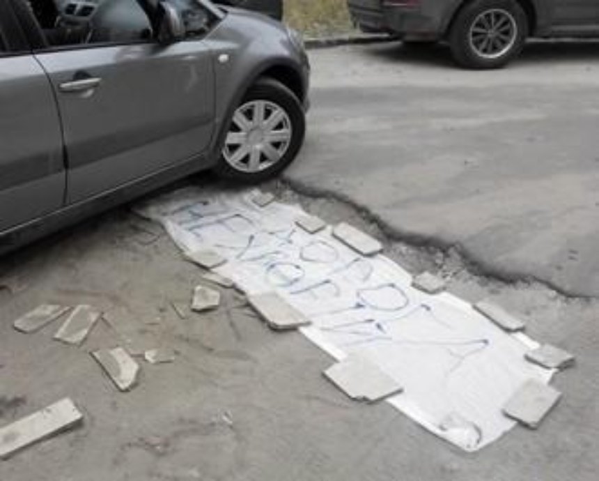 В Киеве "перебинтовали" разрытую дорогу (фото)