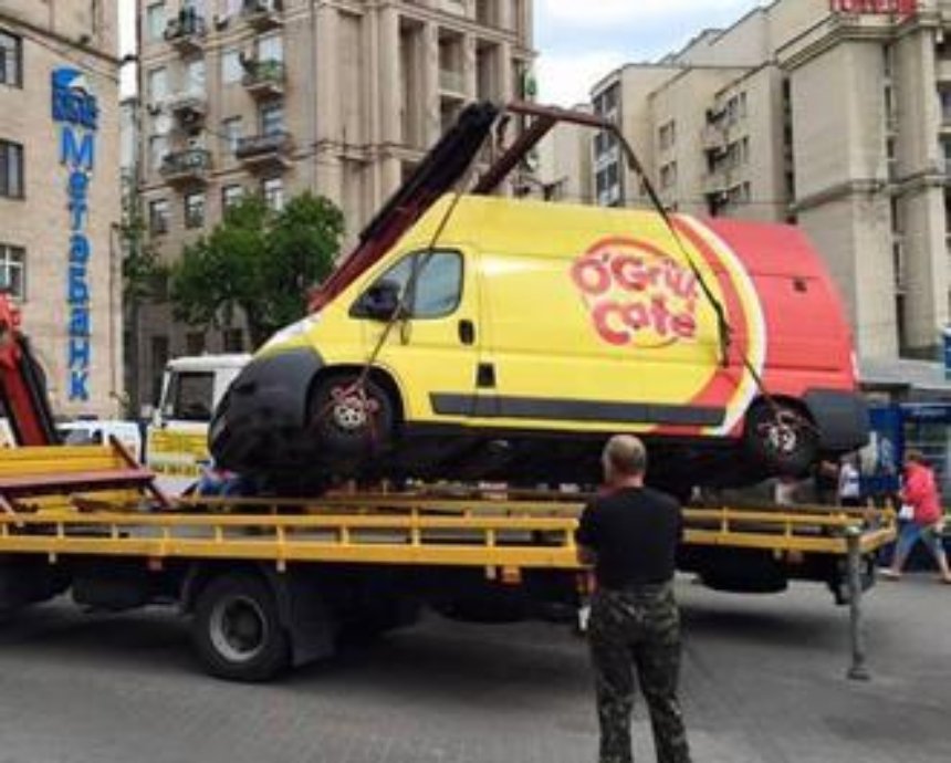 Центр Киева начали зачищать от машин с кофе и шаурмой