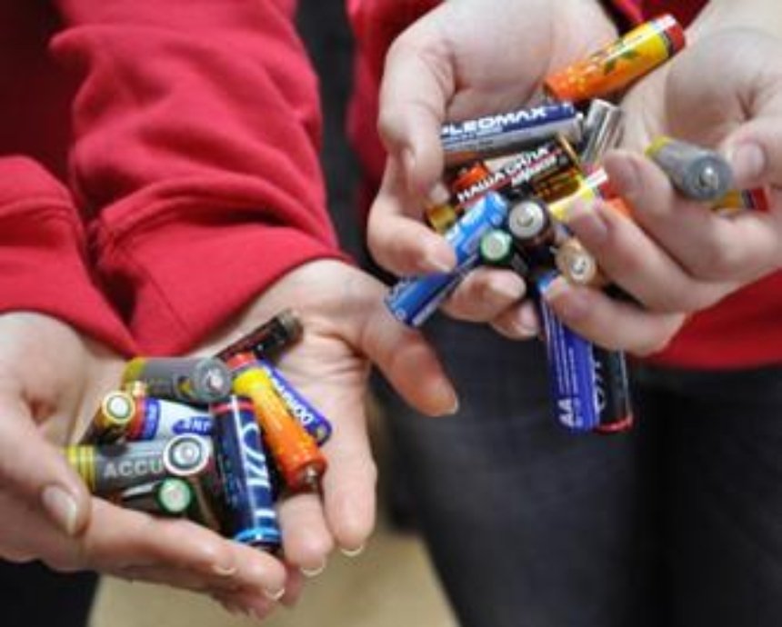 ​В школах установят контейнеры для утилизации батареек