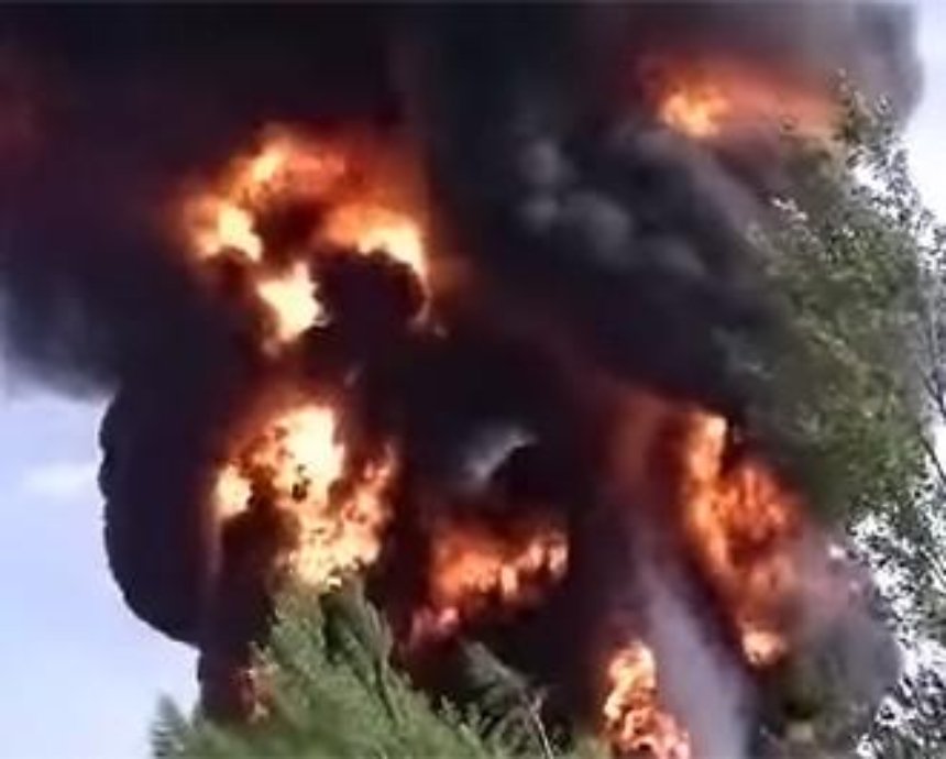 Страшный взрыв на нефтебазе под Киевом: видео от очевидцев