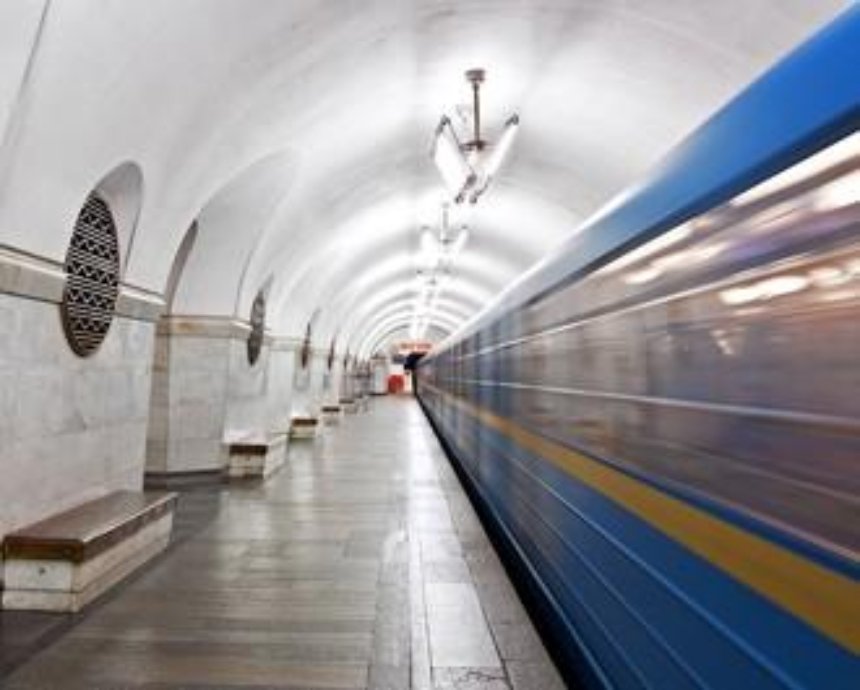 В Киеве на станции метро "Вокзальная" погиб мужчина