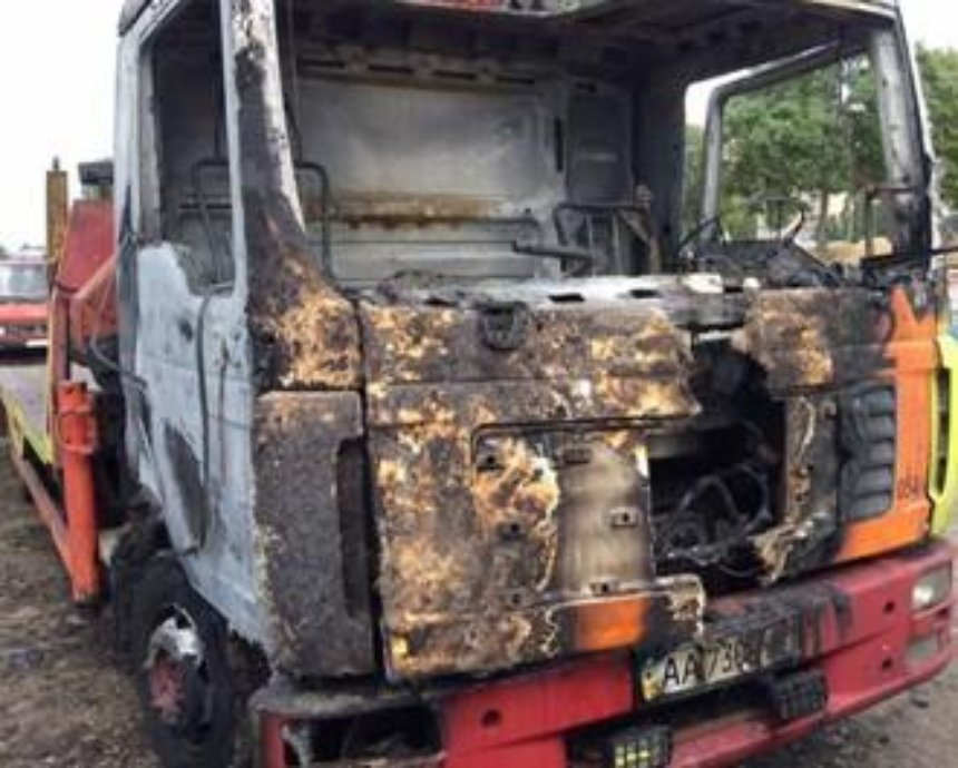 В Киеве сожгли эвакуатор, который демонтировал МАФы (фото)