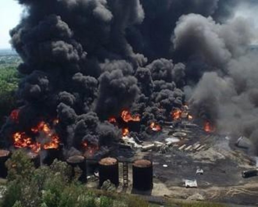 Спасатели обещают потушить пожар на нефтебазе под Киевом за сутки