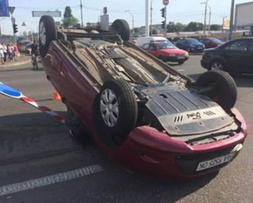 На Петровке в Киеве в результате аварии перевернулось авто