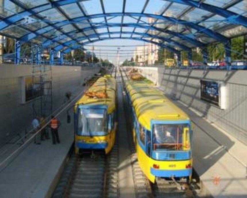 На станции скоростного трамвая в Киеве заменят опасное стекло