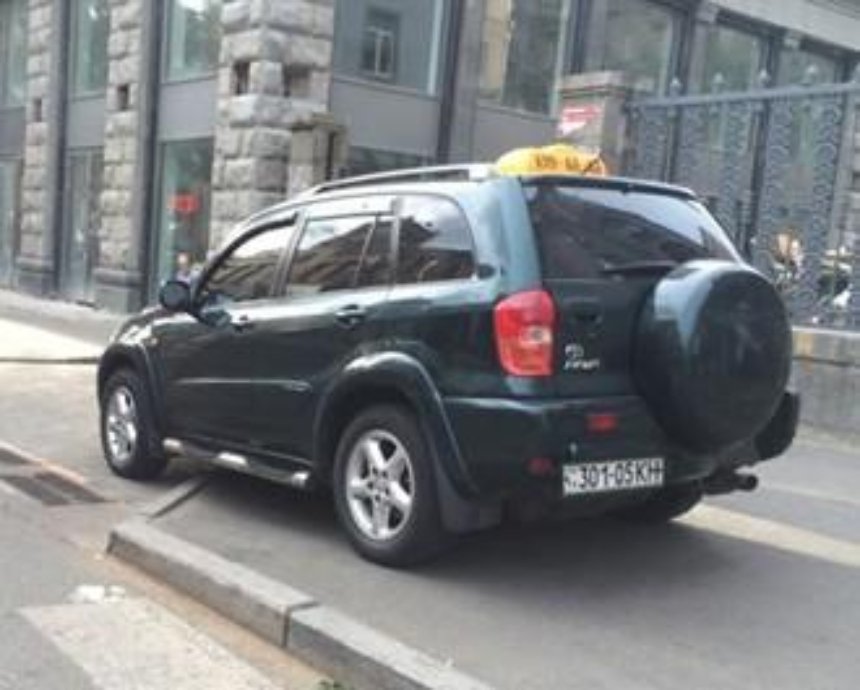 В Киеве таксист "загнул" француженке космическую цену за 5 минут езды
