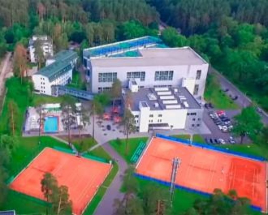 Сын депутата вместо бесплатной детской спортшколы открыл частный теннисный клуб (видео)