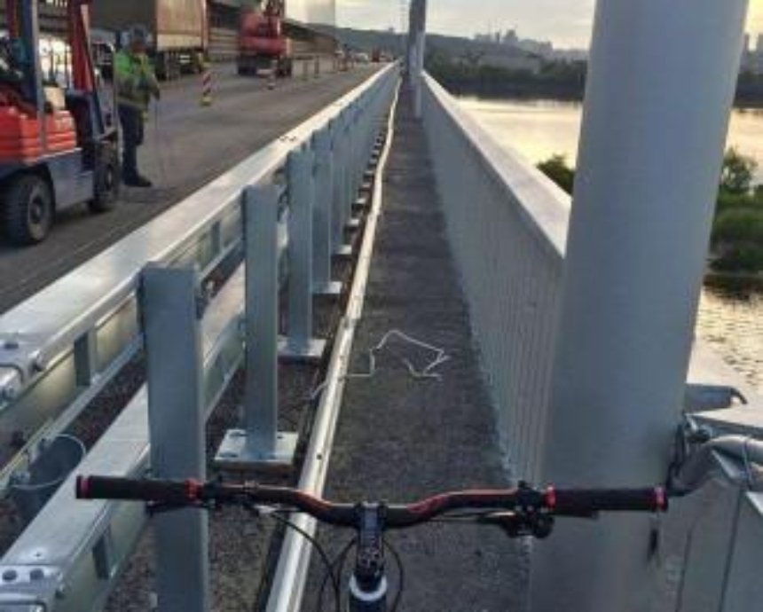 На Южном мосту велодорожка не была предусмотрена