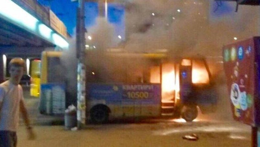 В Киеве на остановке сгорела маршрутка (фото, видео)
