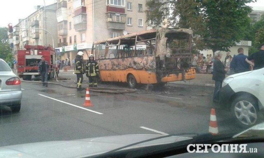 В Броварах загорелась маршрутка с десятью пассажирами (фото)