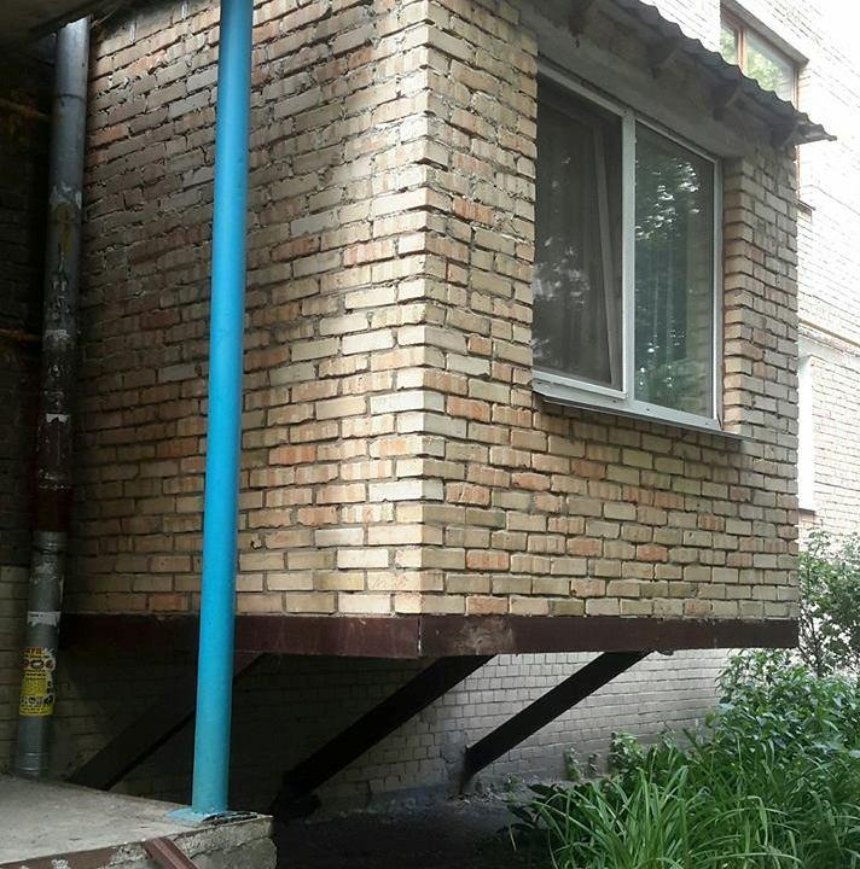 В Киеве появился еще  один  балкон-самострой