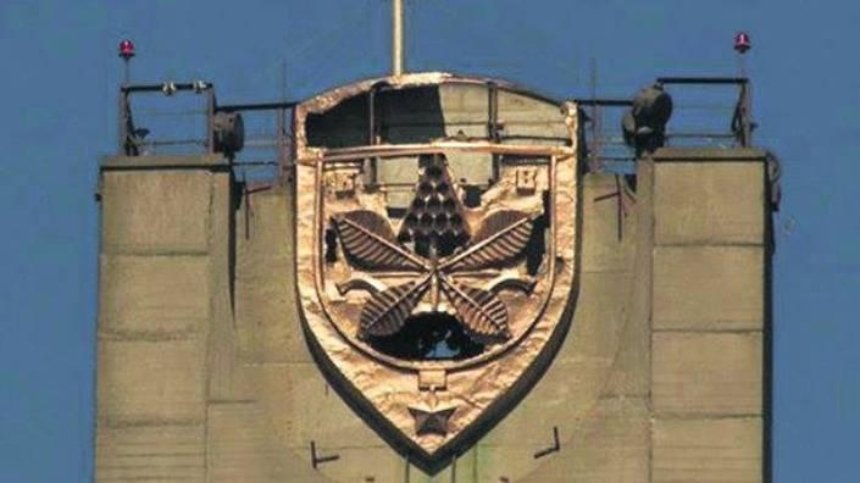 Вандалы разобрали герб Киева на Московском мосту