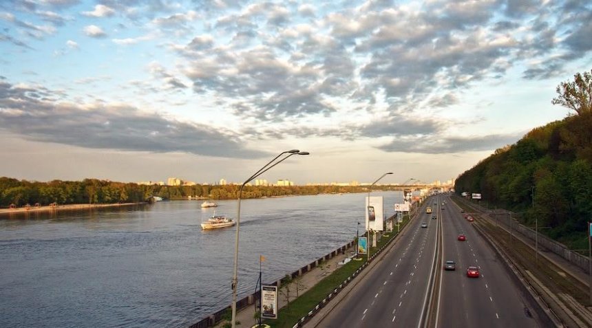 В Киеве частично перекрыли Набережное шоссе