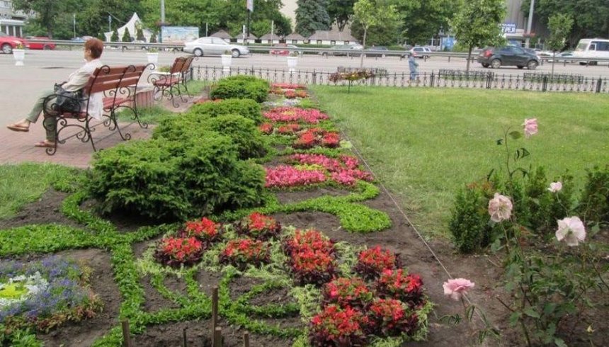 Києву квітучим бути: на проспекті Перемоги з'явився "петриківський" квітник (фото)