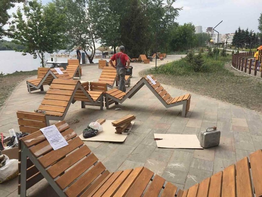 В Киеве поломали скамейки, которые были установлены к Евровидению (фото)