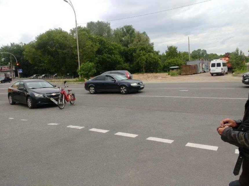Велосипедист пытался пересечь четыре  полосы оживленной трассы (фото)