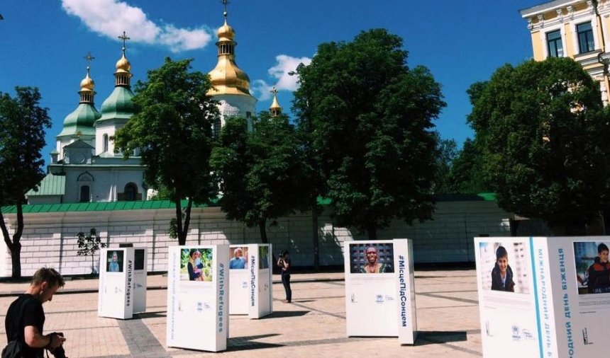 Фотоистория: на Софийской площади открылась выставка об украинских беженцах