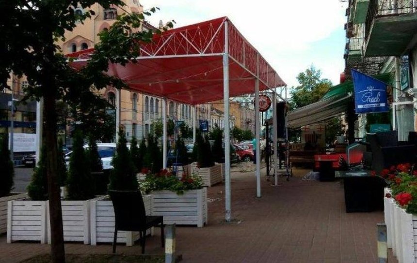 Тому що можуть: в центрі столиці ресторани відібрали тротуар у пішоходів (фото)