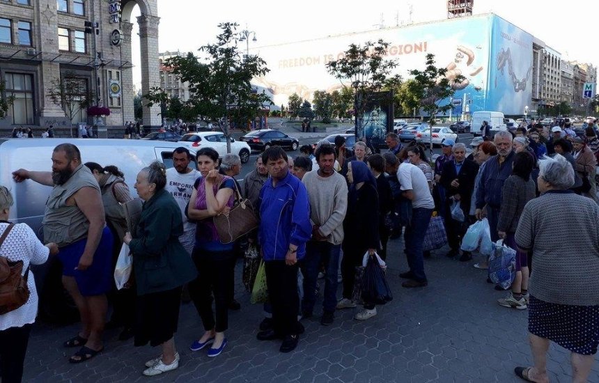 На Майдане мусульмане раздают еду бездомным (фото)