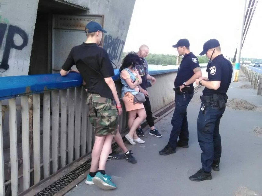 Поймали на горячем: вандалы снова пытались разобрать герб Киева на Московском мосту