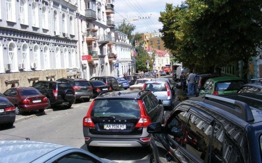 Підпиши петицію: кияни хочуть заборонити паркування на тротуарах