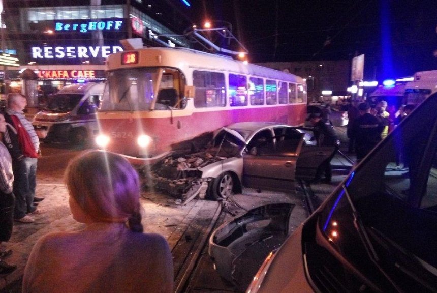 В центрі Києва машина депутата на швидкості протаранила трамвай (фото, відео)