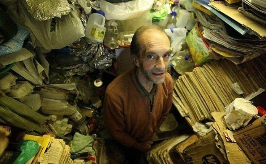 Собирает мусор и разводит крыс: киевляне жалуются на сумасшедшего соседа