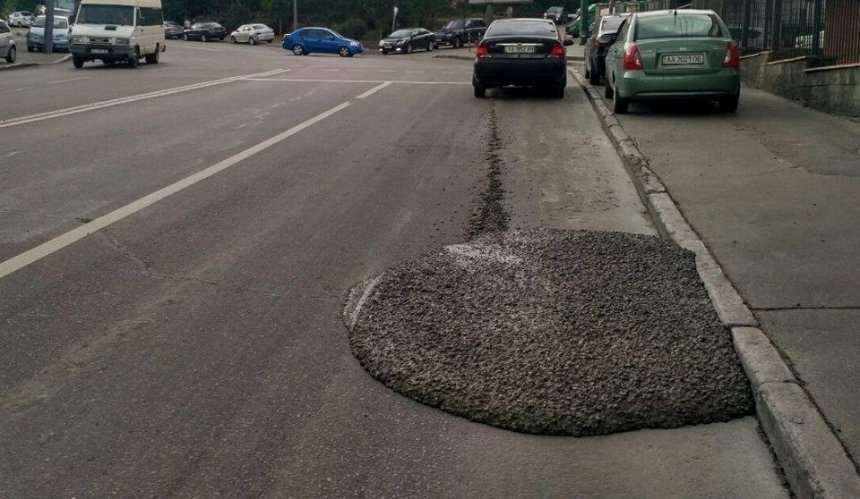 В Киеве бетоновоз испортил покрытие улицы после ремонта (фото)