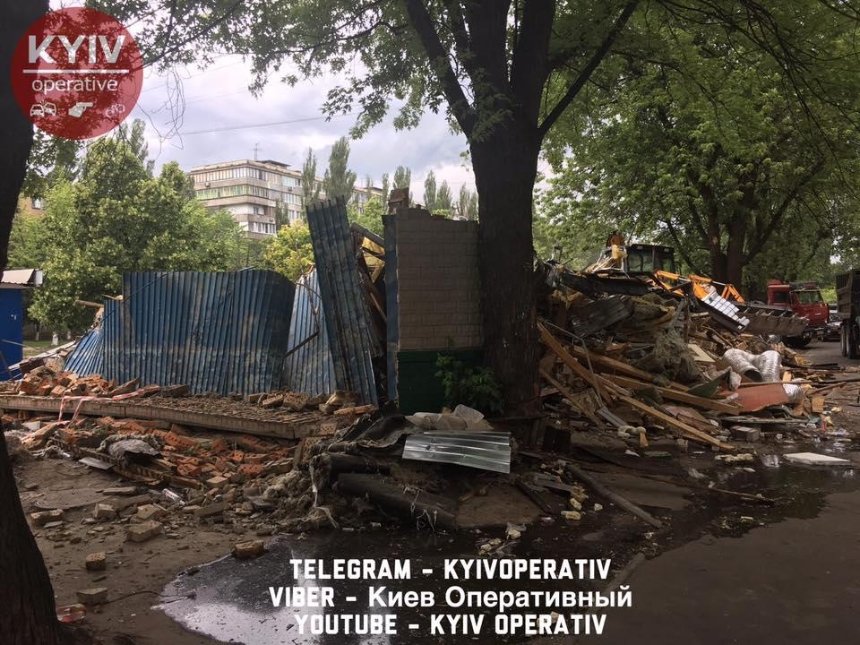 На улице Маршала Гречко демонтирован паб (фото, видео)