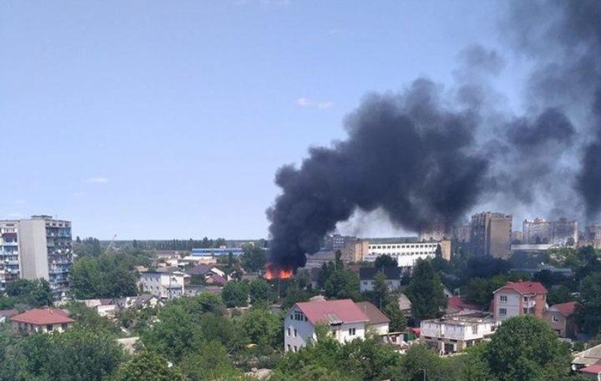 В Днепровском районе столицы возник крупный пожар (фото, видео)