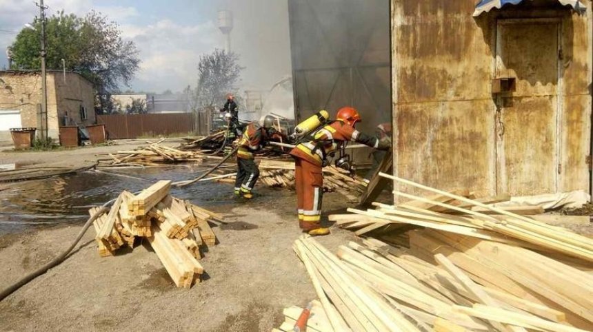 ГСЧС: пожар в Броварах локализовали (фото)