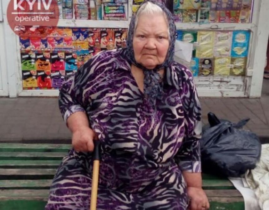 Возле метро "Дарница" нашли бабушку, потерявшую память