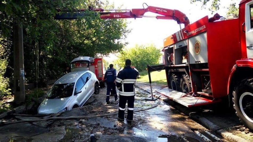 В Киеве автомобиль провалился под асфальт (фото)