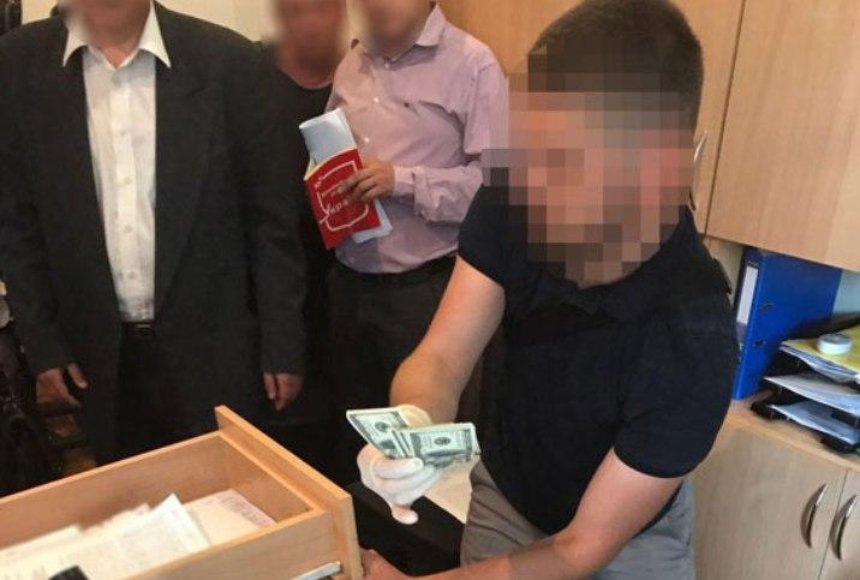 Задержание взяточника: в Киеве двое спасателей попались на взятке  (фото)