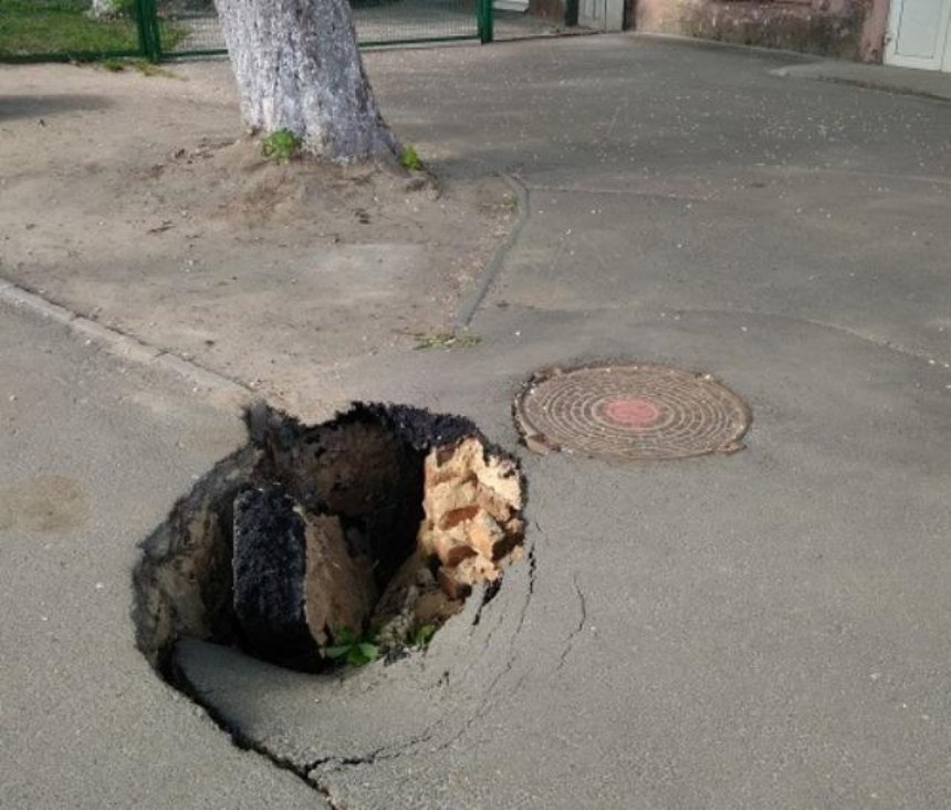 В  жилом районе Киева образовалась яма