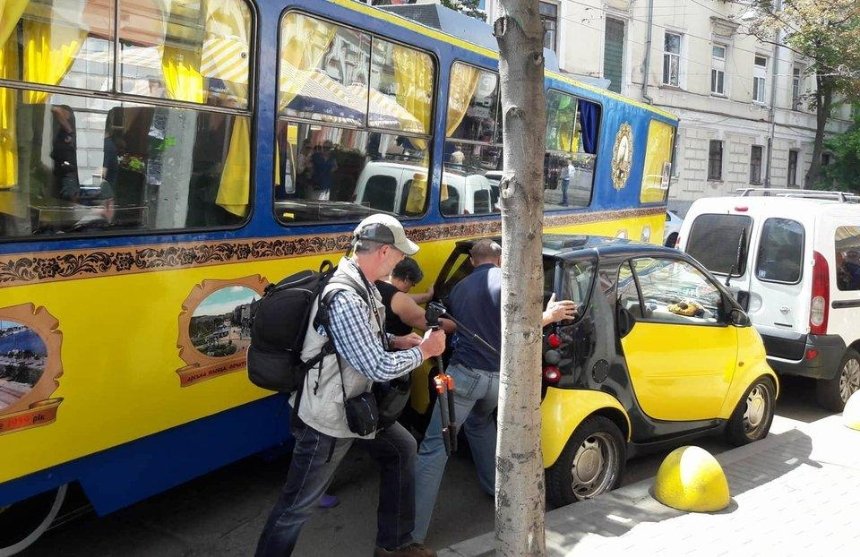 На Подоле из-за "Смарта" застрял трамвай-кафе (фото)