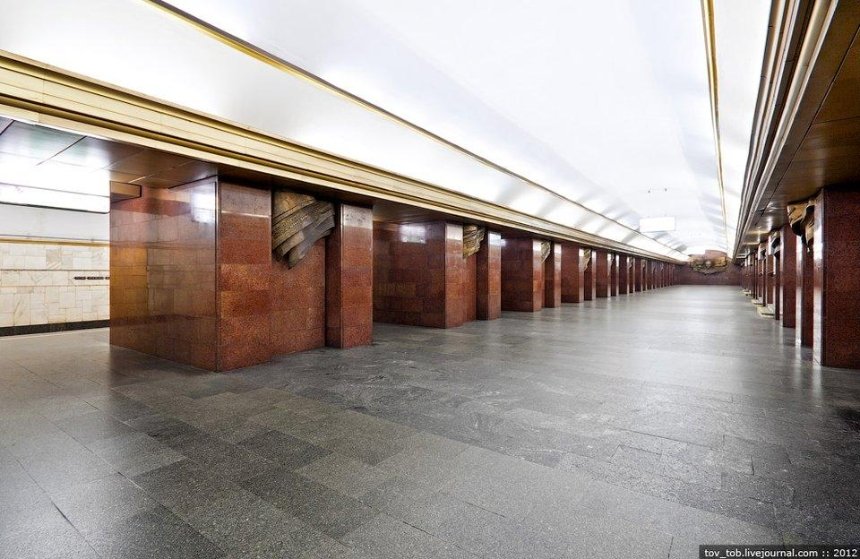 Закрыта на вход и выход: в Киеве заминировали станцию метро "Театральная"