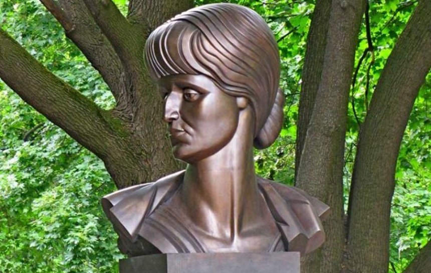 В Киеве установили памятник Анне Ахматовой (фото) 