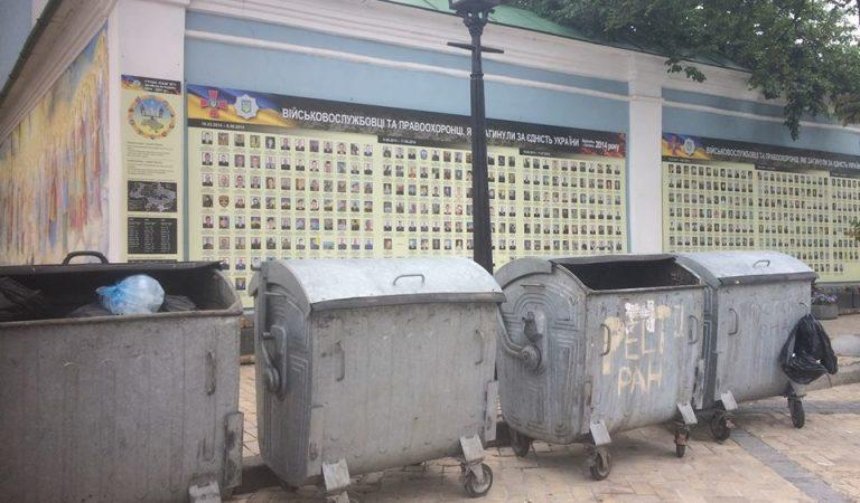 Столичных коммунальщиков накажут за мусорные баки у мемориала добровольцам АТО