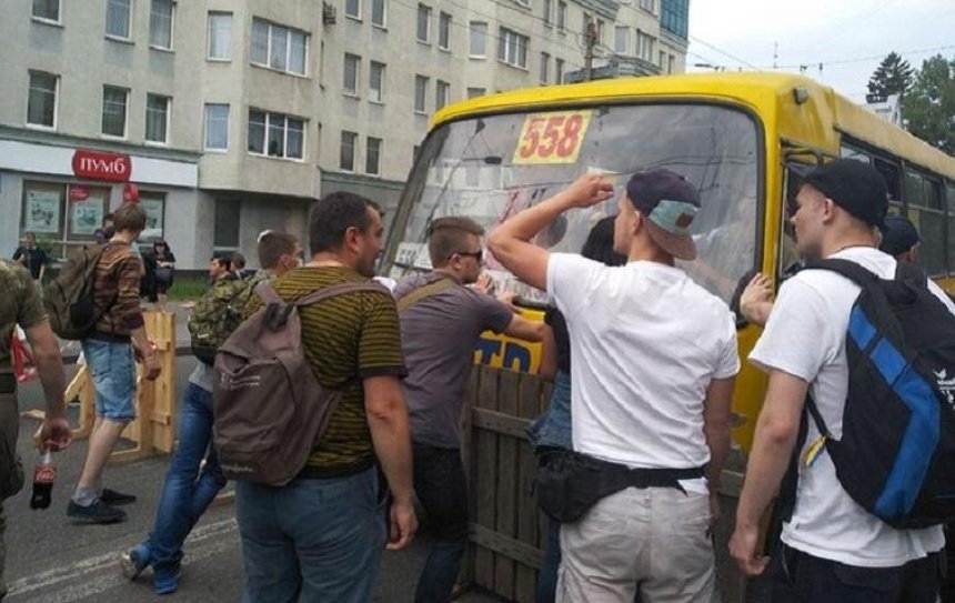 Националисты заблокировали дороги у Шевченковского РУВД (фото)