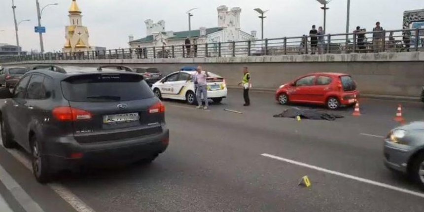 В Киеве автомобиль оставил без головы пешехода, который перебегал дорогу в неположенном месте (фото, видео)